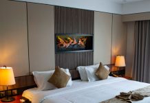 Čemu zapravo služi uska traka od tkanine preko hotelskog kreveta? Čemu zapravo služi uska traka od tkanine preko hotelskog kreveta? - featured image