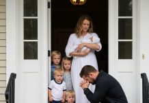 Muž me je ostavio posle 11 godina braka i petoro djece i rekao mi “Neću zauvek biti zarobljen s nekim ko izgleda zapušteno.” – ali nekoliko dana kasnije karma ga je naterala da mi zakuca na vrata, moleći za oproštaj… Muž me je ostavio posle 11 godina braka i petoro djece i rekao mi “Neću zauvek biti zarobljen s nekim ko izgleda zapušteno.” – ali nekoliko dana kasnije karma ga je naterala da mi zakuca na vrata, moleći za oproštaj… - featured image