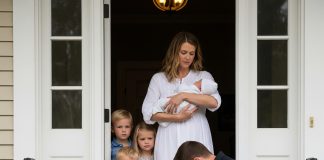 Muž me je ostavio posle 11 godina braka i petoro djece i rekao mi “Neću zauvek biti zarobljen s nekim ko izgleda zapušteno.” – ali nekoliko dana kasnije karma ga je naterala da mi zakuca na vrata, moleći za oproštaj… Muž me je ostavio posle 11 godina braka i petoro djece i rekao mi “Neću zauvek biti zarobljen s nekim ko izgleda zapušteno.” – ali nekoliko dana kasnije karma ga je naterala da mi zakuca na vrata, moleći za oproštaj… - featured image