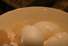 Ljuske od jaja ne bacajte: Pomiješajte ih sa sirćetom i napravite korisnu smjesu za dom Ljuske od jaja ne bacajte: Pomiješajte ih sa sirćetom i napravite korisnu smjesu za dom - featured image