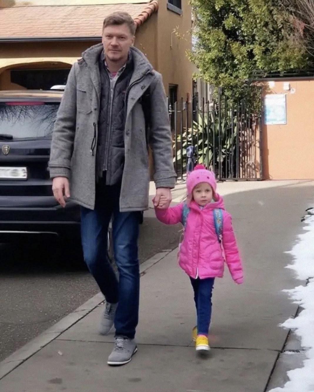 Pokupio sam svoju petogodišnju kćerku iz vrtića, a ona je iznenada rekla: „Tata, zašto me NOVI TATA nije pokupio kao inače?“ - featured image