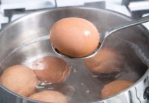 Jaja stavljate u hladnu ili ključalu vodu? STARINSKI SAVJET KAKO DA PRAVILNO SKUHATE JAJA – nikad ih lakše nećete oguliti (SAVJET) Jaja stavljate u hladnu ili ključalu vodu? STARINSKI SAVJET KAKO DA PRAVILNO SKUHATE JAJA – nikad ih lakše nećete oguliti (SAVJET) - featured image