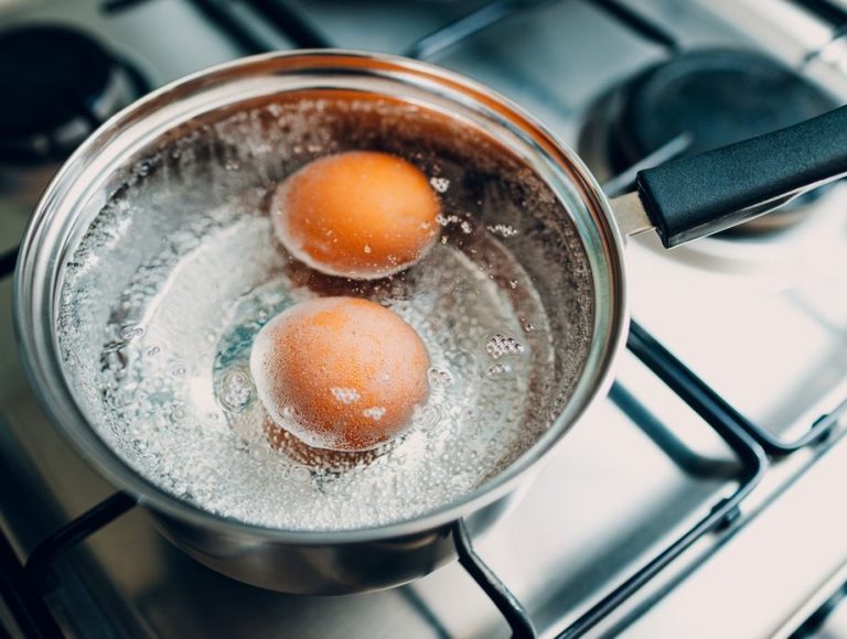 Jaja stavljate u hladnu ili ključalu vodu? STARINSKI SAVJET KAKO DA PRAVILNO SKUHATE JAJA – nikad ih lakše nećete oguliti (SAVJET) - featured image Jaja stavljate u hladnu ili ključalu vodu? STARINSKI SAVJET KAKO DA PRAVILNO SKUHATE JAJA – nikad ih lakše nećete oguliti (SAVJET) - featured image