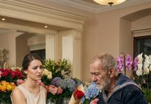 Tajna jedne ruže: Cvećarka se smejala prosjaku, a onda otkrila istinu na groblju Tajna jedne ruže: Cvećarka se smejala prosjaku, a onda otkrila istinu na groblju - featured image