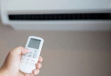 U današnjem članku vam pišemo na temu da li je jeftinije ostaviti klima uređaj uključen ili ga stalno gasiti i ponovo paliti. Mnogi od nas se često pitaju šta je najbolji način da uštedimo energiju, a najčešće sumnjamo u to da li je bolje klima uređaj stalno ostaviti upaljen ili ga gasiti svaki put kada napustimo prostor. Na prvi pogled, može se činiti da je gašenje klima uređaja najbolji način da uštedimo energiju i smanjimo račune za struju. Međutim, praksa i stručnjaci tvrde da stvari nisu tako jednostavne. Stalno paljenje i gašenje klime zapravo može povećati potrošnju energije i skratiti njen vijek trajanja. Kada se klima uređaj isključi na nekoliko sati, temperatura i vlažnost u prostoru brzo se poremete, a kada ga ponovo uključite, uređaj mora raditi punim kapacitetom da bi vratio prostor na ugodnu temperaturu. Ovaj proces zahteva puno više energije nego da klima jednostavno održava stabilnu temperaturu. U većini slučajeva, ostaviti klimu uključenom tokom dana, ali na umjerenim postavkama, može biti jeftinije. Ključ je u tome da klima ne radi konstantno na maksimalnoj snazi, već da održava stabilnu temperaturu u prostoriji. Ovakav pristup ne samo da smanjuje potrošnju energije, već pomaže i u održavanju ravnoteže u prostoru. Na primjer, tokom leta, postavite klimu na 27–28 °C kada niste kod kuće. Na taj način, klima neće stalno raditi, ali će se povremeno uključivati kako bi održala temperaturu. Ovaj pristup može vam doneti uštedu do 10% na godišnjem računu za struju. Kada je zima u pitanju, preporučuje se da temperatura u prostoru dok niste kod kuće bude oko 21–22 °C. To znači da neće doći do velike temperaturne razlike u prostoru, a klima će po povratku vrlo brzo dostići željenu temperaturu bez previše energije. Ovaj umjereni rad klime doprinosi smanjenju računa za struju, štiti uređaj od preopterećenja, poboljšava kvalitet zraka u prostoru i produljuje vijek trajanja uređaja. Prednosti stalnog rada klime na umjerenim postavkama su očigledne. Ovaj način rada ne samo da smanjuje potrošnju energije, već također održava stabilnu vlažnost zraka, što smanjuje šanse za stvaranje plijesni i drugih neželjenih elemenata u prostorijama. Manje opterećenje uređaja znači i rjeđe kvarove, a dugoročno gledano, klima uređaj traje duže i pruža vam veći komfor. Pametne klime, koje su moderniji modeli klima uređaja, donose dodatnu uštedu. Ovi uređaji obično imaju senzore prisutnosti i automatske “eco” režime koji omogućavaju uređaju da smanji snagu kada nema nikoga u prostoriji, a zatim se automatski vraća na prethodne postavke kada se ponovo neko pojavi. Ovakvi uređaji troše mnogo manje energije, a istovremeno pružaju visok nivo udobnosti. Dakle, odgovor na pitanje da li je jeftinije ostaviti klima uređaj uključen ili ga stalno gasiti i paliti je jasan – da, ako je klima pravilno podešena i koristi se umjereno. Korišćenje klime na način koji održava stabilnu temperaturu i ne forsira uređaj da radi na maksimalnim postavkama može doneti značajnu uštedu na vašim računima za struju, a istovremeno pružiti dugoročnu uštedu i povećati komfor u vašem domu. Najveća greška nije ostaviti klimu uključenu, već forsirati je da stalno radi na punoj snazi. Pametno korišćenje klime znači manje troškova, manje stresa i više komfora tokom godine U današnjem članku vam pišemo na temu da li je jeftinije ostaviti klima uređaj uključen ili ga stalno gasiti i ponovo paliti. Mnogi od nas se često pitaju šta je najbolji način da uštedimo energiju, a najčešće sumnjamo u to da li je bolje klima uređaj stalno ostaviti upaljen ili ga gasiti svaki put kada napustimo prostor. Na prvi pogled, može se činiti da je gašenje klima uređaja najbolji način da uštedimo energiju i smanjimo račune za struju. Međutim, praksa i stručnjaci tvrde da stvari nisu tako jednostavne. Stalno paljenje i gašenje klime zapravo može povećati potrošnju energije i skratiti njen vijek trajanja. Kada se klima uređaj isključi na nekoliko sati, temperatura i vlažnost u prostoru brzo se poremete, a kada ga ponovo uključite, uređaj mora raditi punim kapacitetom da bi vratio prostor na ugodnu temperaturu. Ovaj proces zahteva puno više energije nego da klima jednostavno održava stabilnu temperaturu. U većini slučajeva, ostaviti klimu uključenom tokom dana, ali na umjerenim postavkama, može biti jeftinije. Ključ je u tome da klima ne radi konstantno na maksimalnoj snazi, već da održava stabilnu temperaturu u prostoriji. Ovakav pristup ne samo da smanjuje potrošnju energije, već pomaže i u održavanju ravnoteže u prostoru. Na primjer, tokom leta, postavite klimu na 27–28 °C kada niste kod kuće. Na taj način, klima neće stalno raditi, ali će se povremeno uključivati kako bi održala temperaturu. Ovaj pristup može vam doneti uštedu do 10% na godišnjem računu za struju. Kada je zima u pitanju, preporučuje se da temperatura u prostoru dok niste kod kuće bude oko 21–22 °C. To znači da neće doći do velike temperaturne razlike u prostoru, a klima će po povratku vrlo brzo dostići željenu temperaturu bez previše energije. Ovaj umjereni rad klime doprinosi smanjenju računa za struju, štiti uređaj od preopterećenja, poboljšava kvalitet zraka u prostoru i produljuje vijek trajanja uređaja. Prednosti stalnog rada klime na umjerenim postavkama su očigledne. Ovaj način rada ne samo da smanjuje potrošnju energije, već također održava stabilnu vlažnost zraka, što smanjuje šanse za stvaranje plijesni i drugih neželjenih elemenata u prostorijama. Manje opterećenje uređaja znači i rjeđe kvarove, a dugoročno gledano, klima uređaj traje duže i pruža vam veći komfor. Pametne klime, koje su moderniji modeli klima uređaja, donose dodatnu uštedu. Ovi uređaji obično imaju senzore prisutnosti i automatske “eco” režime koji omogućavaju uređaju da smanji snagu kada nema nikoga u prostoriji, a zatim se automatski vraća na prethodne postavke kada se ponovo neko pojavi. Ovakvi uređaji troše mnogo manje energije, a istovremeno pružaju visok nivo udobnosti. Dakle, odgovor na pitanje da li je jeftinije ostaviti klima uređaj uključen ili ga stalno gasiti i paliti je jasan – da, ako je klima pravilno podešena i koristi se umjereno. Korišćenje klime na način koji održava stabilnu temperaturu i ne forsira uređaj da radi na maksimalnim postavkama može doneti značajnu uštedu na vašim računima za struju, a istovremeno pružiti dugoročnu uštedu i povećati komfor u vašem domu. Najveća greška nije ostaviti klimu uključenu, već forsirati je da stalno radi na punoj snazi. Pametno korišćenje klime znači manje troškova, manje stresa i više komfora tokom godine - featured image