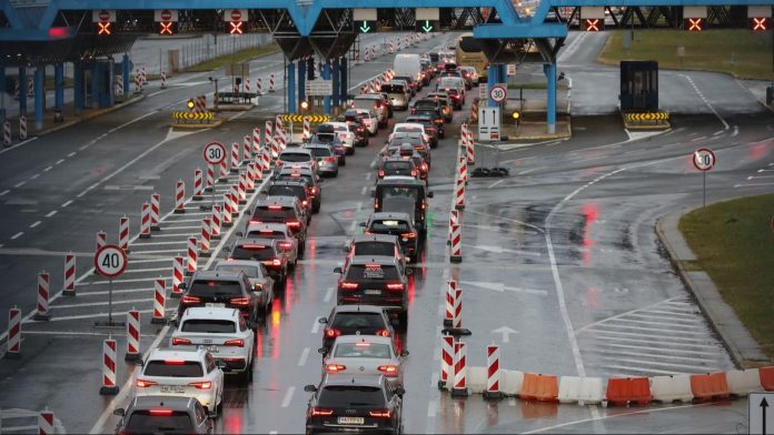 NOVA PRAVILA NA GRANICAMA: Od 10. aprila putnike čekaju važne promjene – evo šta trebate znati - featured image NOVA PRAVILA NA GRANICAMA: Od 10. aprila putnike čekaju važne promjene – evo šta trebate znati - featured image