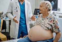 Šezdesetšestogodišnja Larisa otišla je kod ginekologa tvrdeći da je u devetom mesecu trudnoće – ali kada ju je lekar pregledao, zatekao je nešto što ga je užasnulo 😨😱 Šezdesetšestogodišnja Larisa otišla je kod ginekologa tvrdeći da je u devetom mesecu trudnoće – ali kada ju je lekar pregledao, zatekao je nešto što ga je užasnulo 😨😱 - featured image