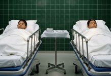 Tijekom obdukcije blizanaca, liječnik čuje dječji smijeh i primjećuje jedan šokantan detalj na tijelima… Tijekom obdukcije blizanaca, liječnik čuje dječji smijeh i primjećuje jedan šokantan detalj na tijelima… - featured image