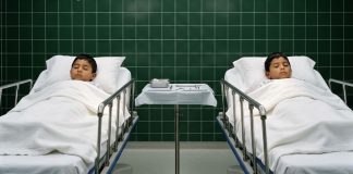 Tijekom obdukcije blizanaca, liječnik čuje dječji smijeh i primjećuje jedan šokantan detalj na tijelima… Tijekom obdukcije blizanaca, liječnik čuje dječji smijeh i primjećuje jedan šokantan detalj na tijelima… - featured image