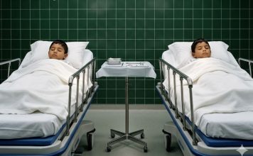 Tijekom obdukcije blizanaca, liječnik čuje dječji smijeh i primjećuje jedan šokantan detalj na tijelima… Tijekom obdukcije blizanaca, liječnik čuje dječji smijeh i primjećuje jedan šokantan detalj na tijelima… - featured image