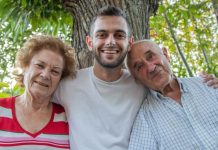 “Javno se odričemo našeg sina, on, zajedno sa snajkom, za nas više jednostavno ne postoji”: Roditelji se odrekli sina preko novina a njegova reakcija šokira “Javno se odričemo našeg sina, on, zajedno sa snajkom, za nas više jednostavno ne postoji”: Roditelji se odrekli sina preko novina a njegova reakcija šokira - featured image