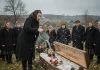 Žena je prišla kovčegu svog muža i izlila sadržaj kante na njegovo lice. Samo sekundu kasnije svima se krv sledila od onoga što se dogodilo…..😲😲😲 Žena je prišla kovčegu svog muža i izlila sadržaj kante na njegovo lice. Samo sekundu kasnije svima se krv sledila od onoga što se dogodilo…..😲😲😲 - featured image