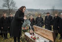 Žena je prišla kovčegu svog muža i izlila sadržaj kante na njegovo lice. Samo sekundu kasnije svima se krv sledila od onoga što se dogodilo…..😲😲😲 Žena je prišla kovčegu svog muža i izlila sadržaj kante na njegovo lice. Samo sekundu kasnije svima se krv sledila od onoga što se dogodilo…..😲😲😲 - featured image