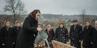 Žena je prišla kovčegu svog muža i izlila sadržaj kante na njegovo lice. Samo sekundu kasnije svima se krv sledila od onoga što se dogodilo…..😲😲😲 Žena je prišla kovčegu svog muža i izlila sadržaj kante na njegovo lice. Samo sekundu kasnije svima se krv sledila od onoga što se dogodilo…..😲😲😲 - featured image