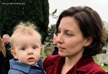 Na sahrani moje majke, nepoznata žena mi je stavila dijete u naručje i šapnula: „Ona je željela da ti pripadne.“ Na sahrani moje majke, nepoznata žena mi je stavila dijete u naručje i šapnula: „Ona je željela da ti pripadne.“ - featured image