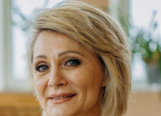 Žena se osjeća mladom sve dok ne primijeti ova 3 znaka: Tada starenje već polako počinje Žena se osjeća mladom sve dok ne primijeti ova 3 znaka: Tada starenje već polako počinje - featured image