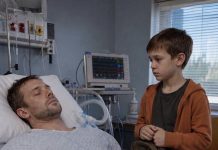 DOKTORI SU MI REKLI DA ISKLJUČIM MUŽA SA APARATA — ali ono što je moj 8-godišnji sin uradio u tom trenutku natjeralo je cijelu sobu da zanijemi. DOKTORI SU MI REKLI DA ISKLJUČIM MUŽA SA APARATA — ali ono što je moj 8-godišnji sin uradio u tom trenutku natjeralo je cijelu sobu da zanijemi. - featured image