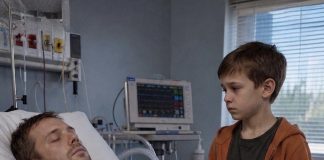 DOKTORI SU MI REKLI DA ISKLJUČIM MUŽA SA APARATA — ali ono što je moj 8-godišnji sin uradio u tom trenutku natjeralo je cijelu sobu da zanijemi. DOKTORI SU MI REKLI DA ISKLJUČIM MUŽA SA APARATA — ali ono što je moj 8-godišnji sin uradio u tom trenutku natjeralo je cijelu sobu da zanijemi. - featured image