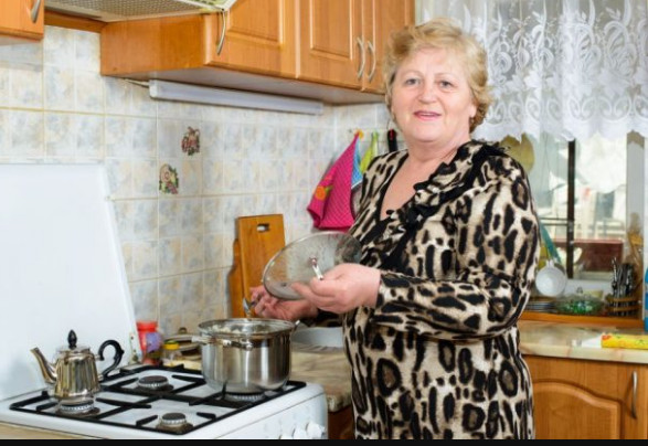 U inostranstvu smo radili 40 godina da sinu PODIGNEMO KUĆU: Sad njegova tašta mene i muža dočekuje kao goste u našoj kući - featured image U inostranstvu smo radili 40 godina da sinu PODIGNEMO KUĆU: Sad njegova tašta mene i muža dočekuje kao goste u našoj kući - featured image