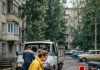 Jedne večeri žena je izašla izbaciti smeće i pronašla na deponiju gotovo novi kauč te odlučila odnijeti ga kući. Kod kuće su ona i muž počeli popravljati kauč, kad je odjednom muž viknuo: „Pogledaj, što je ovo…“ Jedne večeri žena je izašla izbaciti smeće i pronašla na deponiju gotovo novi kauč te odlučila odnijeti ga kući. Kod kuće su ona i muž počeli popravljati kauč, kad je odjednom muž viknuo: „Pogledaj, što je ovo…“ - featured image