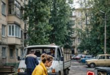 Jedne večeri žena je izašla izbaciti smeće i pronašla na deponiju gotovo novi kauč te odlučila odnijeti ga kući. Kod kuće su ona i muž počeli popravljati kauč, kad je odjednom muž viknuo: „Pogledaj, što je ovo…“ Jedne večeri žena je izašla izbaciti smeće i pronašla na deponiju gotovo novi kauč te odlučila odnijeti ga kući. Kod kuće su ona i muž počeli popravljati kauč, kad je odjednom muž viknuo: „Pogledaj, što je ovo…“ - featured image