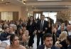 Moji roditelji pojavili su se na mom vjenčanju odjeveni kao za sprovod, samo da me ponize… ali nisu imali pojma da je moj muž pred 180 uzvanika već pripremio njihov pad. Moji roditelji pojavili su se na mom vjenčanju odjeveni kao za sprovod, samo da me ponize… ali nisu imali pojma da je moj muž pred 180 uzvanika već pripremio njihov pad. - featured image