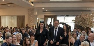 Moji roditelji pojavili su se na mom vjenčanju odjeveni kao za sprovod, samo da me ponize… ali nisu imali pojma da je moj muž pred 180 uzvanika već pripremio njihov pad. Moji roditelji pojavili su se na mom vjenčanju odjeveni kao za sprovod, samo da me ponize… ali nisu imali pojma da je moj muž pred 180 uzvanika već pripremio njihov pad. - featured image