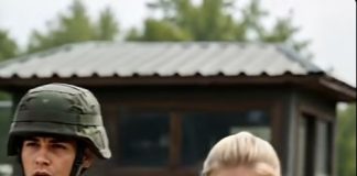 Mlada žena u civilnoj odjeći ponižena je ispred kontrolnog punkta vojne baze i prisiljena da stoji u lisicama dok su joj se vojnici rugali… sve dok blijedi pukovnik iznenada nije istrčao iz zgrade 😱 Mlada žena u civilnoj odjeći ponižena je ispred kontrolnog punkta vojne baze i prisiljena da stoji u lisicama dok su joj se vojnici rugali… sve dok blijedi pukovnik iznenada nije istrčao iz zgrade 😱 - featured image
