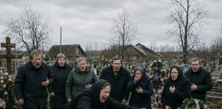Dok se opraštala od sina, žena je iznenada čula poznati glas iz zatvorenog kovčega i uspaničeno prijurila k njemu. Ali kad su ga otvorili, prisutni se smrzli od užasa……… 😲😲😲 Dok se opraštala od sina, žena je iznenada čula poznati glas iz zatvorenog kovčega i uspaničeno prijurila k njemu. Ali kad su ga otvorili, prisutni se smrzli od užasa……… 😲😲😲 - featured image